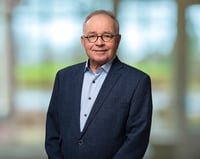 https://145157157.fs1.hubspotusercontent-eu1.net/hubfs/145157157/03.%20Portretten%20(Intern%20en%20Extern)/01.%20Qey%20Invest%20met%20achtergrond/Bijgesneden%20fotos/Koos-biografie1.webp